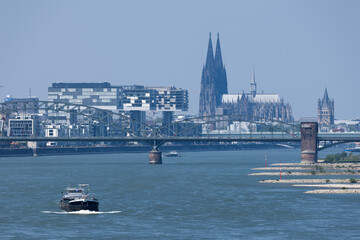 Blick auf Köln mit Südbrücke, Dom und Rheinauhafen mit Kranhäusern