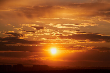 Obraz premium The warm glow of the setting sun illuminated the aerial view of the cityscape, casting a golden light over the buildings and streets.