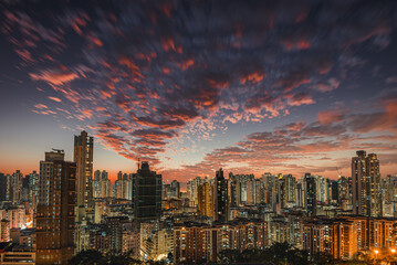 Obraz premium city skyline at night during sunset with colorful cloud and building light on