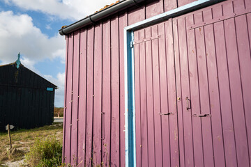 Cabanes colorées d'ouvriers ostréicoles sur l'île d'Oléron en Charente Maritime en France 