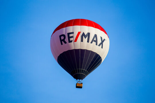 Hei&szlig;luftballon am Abendhimmel &uuml;ber Mutterstadt, Pfalz (02.09.2023)