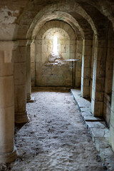 Intérieur de la crypte de l'église romane de Condé dans le Berry en France en Europe