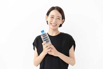 ペットボトルを持つ女性