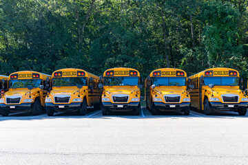 Obraz premium Front of a parked yellow school bus.