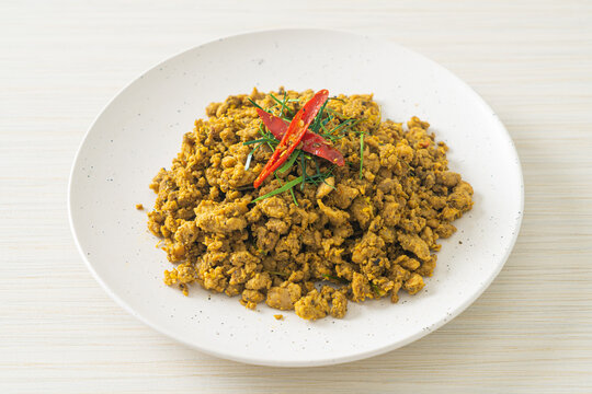 Stir Fried Pork with Yellow Curry Paste