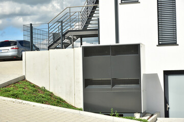 Luftwärmepumpe, Klimaanlage für Heizung und Warmwasser an einem neu gebauten Gewerbegebäude