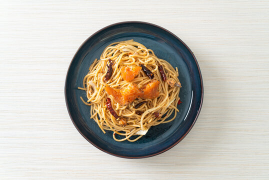stir-fried spaghetti with salmon and dried chilli