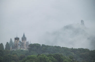 Naklejka premium Drachenburg und Drachenfels bei Königswinter im Nebel