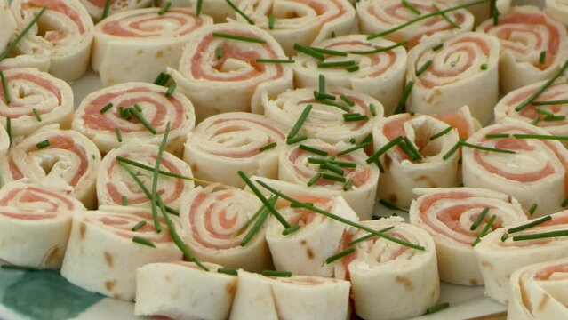 assiette de mini wraps au fromage frais et saumon pour l'ap&eacute;ritif