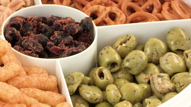 plateau de biscuits ap&eacute;ritifs, olives et fruits secs