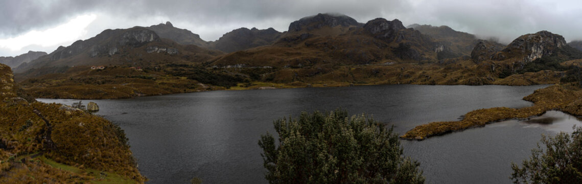 Foto panoramica de la laguna la toreadora en el parque nacional cajas 