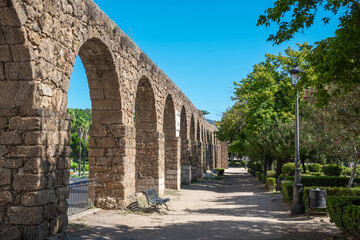 Perspectiva del acueducto romano en la villa de Plasencia, Castilla y León, España - obrazy, fototapety, plakaty