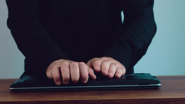 man in black shirt opening laptop and changing ram