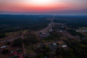 Vista aérea, pôr do sol na cidade de Chapada dos Guimarães, Mato Grosso, Brasil, América do Sul