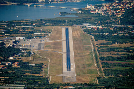 Split airport seen from the surrounding mountains