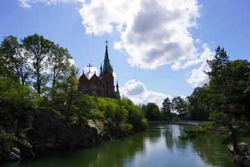 Blick über das Wasser auf die Kirche in Trollhättan in Schweden