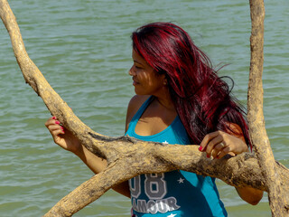 Mulher com lindos cabelos vermelhos, passeando entre as árvores secas da represa de Três Marias...