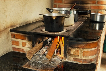 Tradicional fogão a lenha de tijolinhos, fotografado em pleno uso no quintal do bairro Jardim das Oliveiras, zona rural de Esmeraldas, Minas Gerais - 127