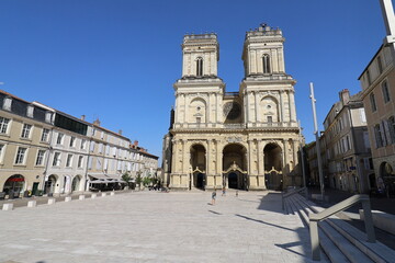 Fototapeta na wymiar La cathédrale Sainte Marie, de style gothique, ville de Auch, département du Gers, France