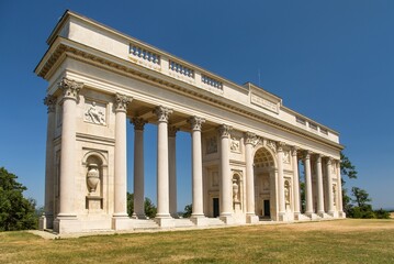Obraz premium colonnade on Rajstna classicist gloriet Valtice town