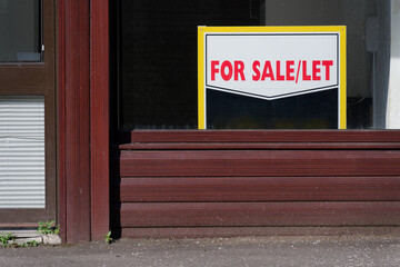 Shop to let sign due to closed business - obrazy, fototapety, plakaty