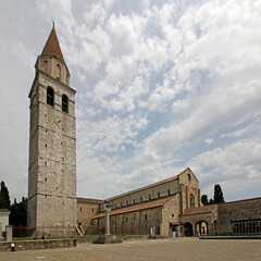 la Basilica di Aquileia con la torre campanaria