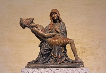 Vesperbild (o Pietà , o Madonna Addolorata); statua nella Basilica di Aquileia