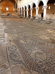 la navata centrale della Basilica di Aquileia con i mosaici pavimentali