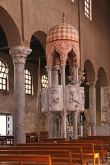 antico pulpito con i simboli dei quattro Evangelisti nella Basilica di Santa Eufemia a Grado