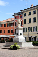 Cividale del Friuli: Piazza Paolo Diacono con la statua di Diana
