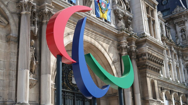 Jeux olympiques de Paris 2024, logo symbole des jeux paralympiques devant la fa&ccedil;ade de la mairie / h&ocirc;tel de ville de Paris &ndash; mai 2023 (France)