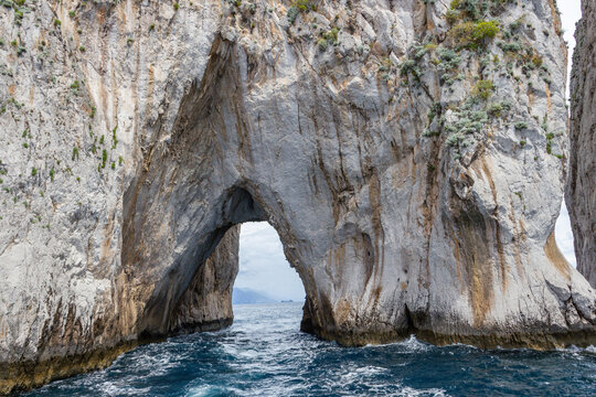 Faraglioni, die Felsen vor den Küsten von Capri, Italien,