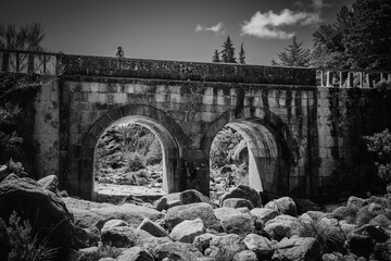 Ponte antiga no meio do parque do Gerês