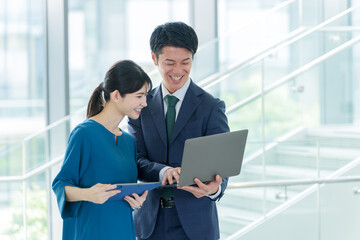 パソコンで資料を確認するビジネスパーソン