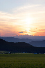 秋の田園とオパール色の夕焼け