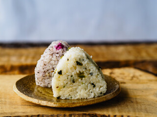 紫蘇風味のおにぎりと野沢菜のおにぎり