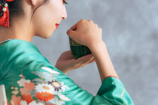 香道　香炉を持つ着物の女性