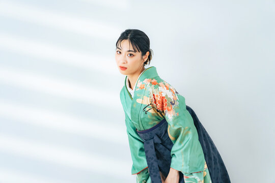 振袖と袴を着た女性のポートレート