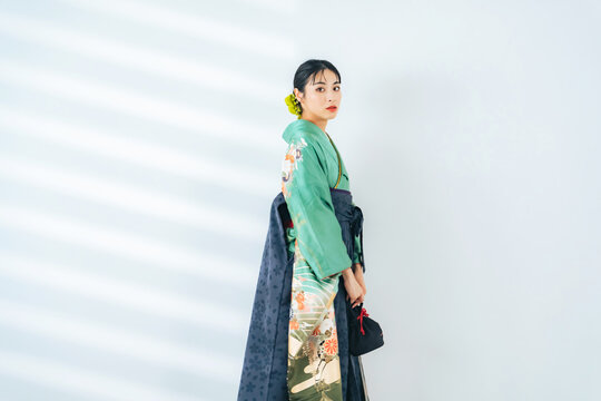 振袖と袴を着た女性のポートレート