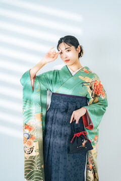 振袖と袴を着た女性のポートレート