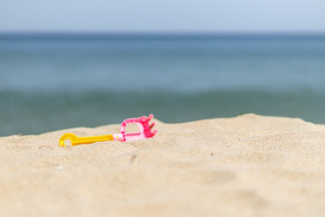 해변에 놓인 모래놀이 장난감