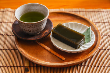 ティータイムのお茶と抹茶羊羹