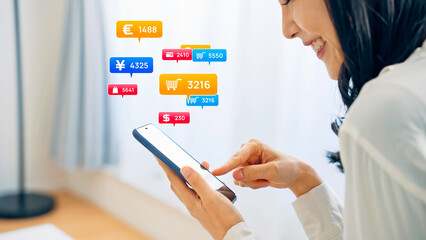 スマホを使う女性と金融テクノロジー