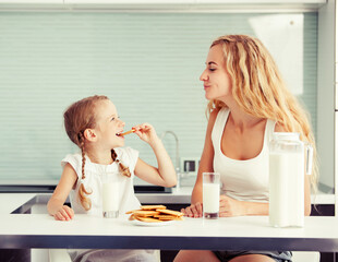 Child with mother drinking milk