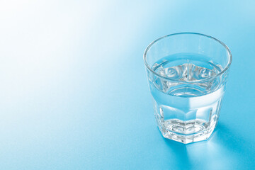 青背景に水の入ったグラス