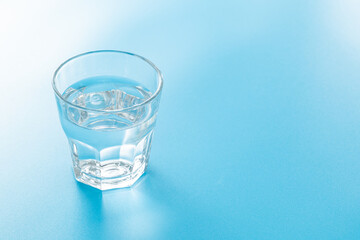 青背景に水の入ったグラス