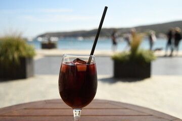 Un cocktail d'alcool au bord de la mer