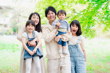 子どもが3人いる家族の集合写真