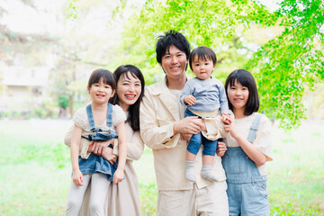 子どもが3人いる家族の集合写真