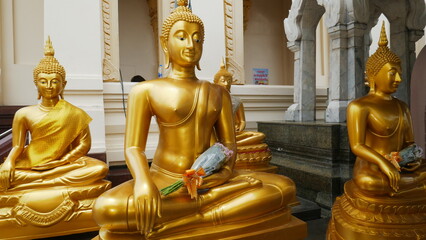 3 vergoldete Buddha Statuen sitzen beim Wat Traimit –  Der Tempel des Goldenen Buddha